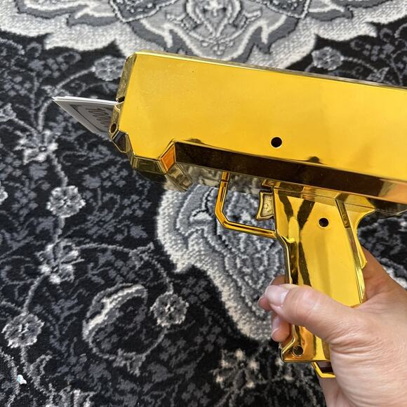 Gold Money Gun Shooter Make It Rain Cash Spray Toy - Picture 3 of 3